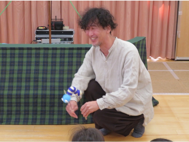 いもむしさんの動きに大笑い(*^-^*)