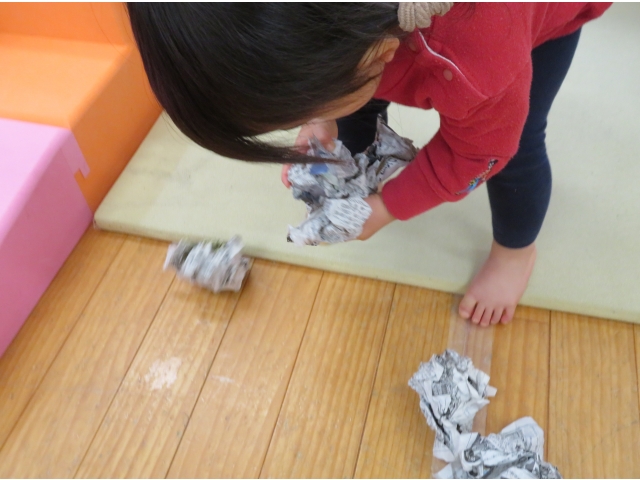 頑張って豆を拾ってます。