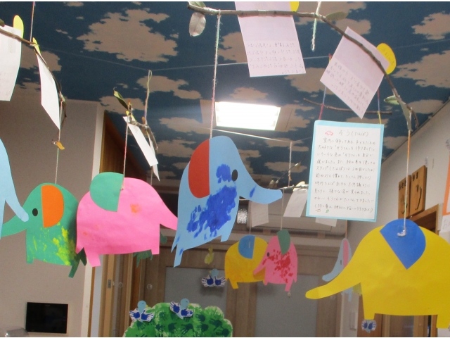 散歩で拾った枝を使い飾りました🍃