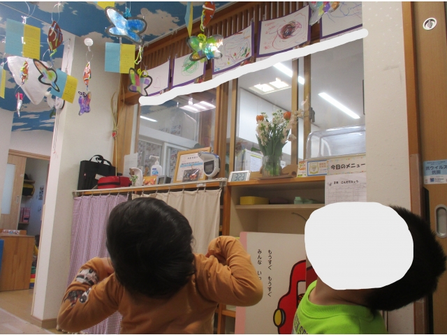 自分たちの作品を見て嬉しそう♪