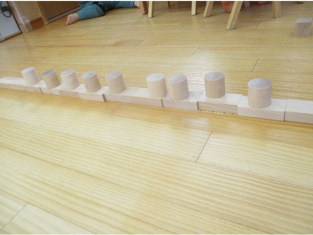 作：列車（球体はお客さん）