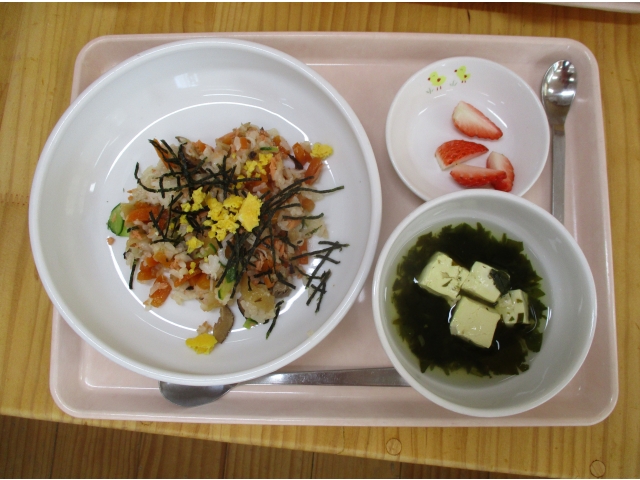 「すまし汁も欠かせないよね」と給食の先生も愛情一杯！