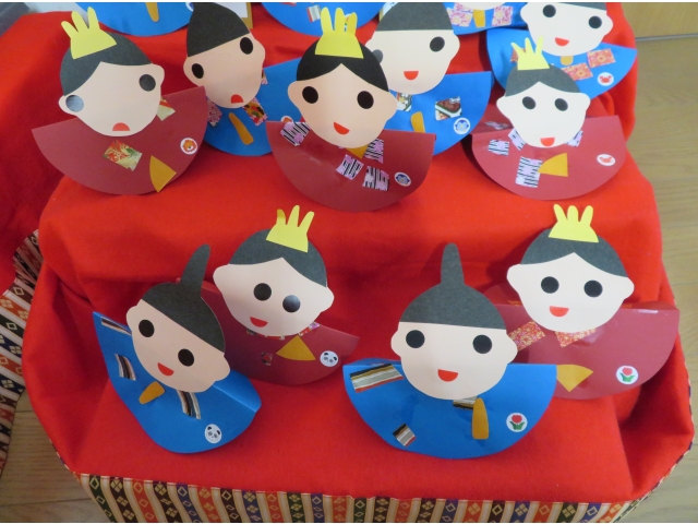 うさぎ組はひな壇に飾り喜んでいました！