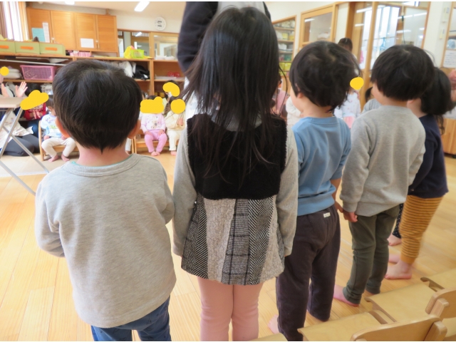 一列に並びます