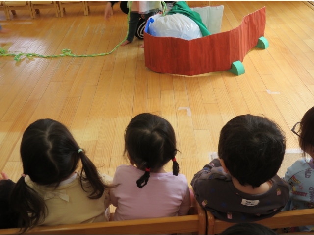 みんな真剣に見てます