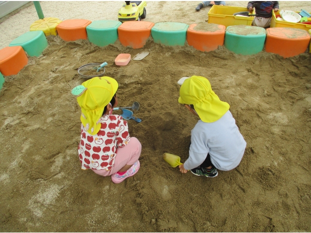砂場でいろいろ作ってるよ☆