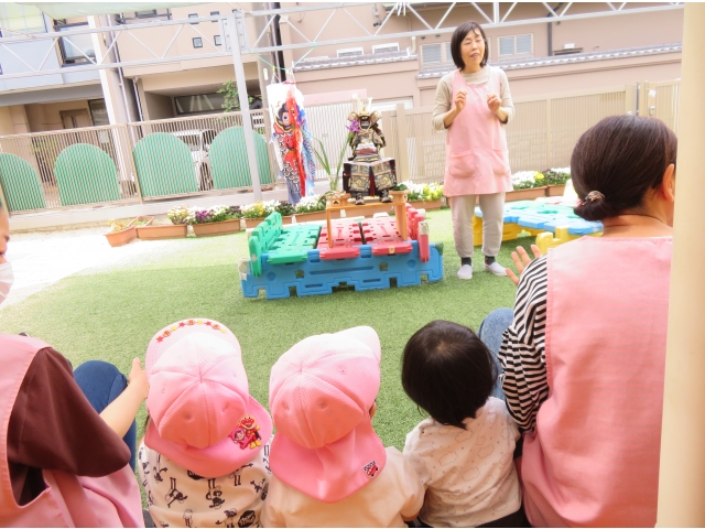 聞き入っています♬