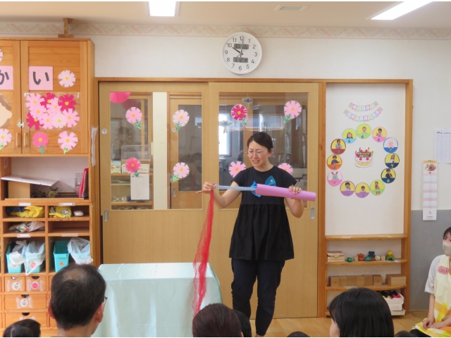 画用紙を丸めた所からなんと！！たくさんの布がでできました！