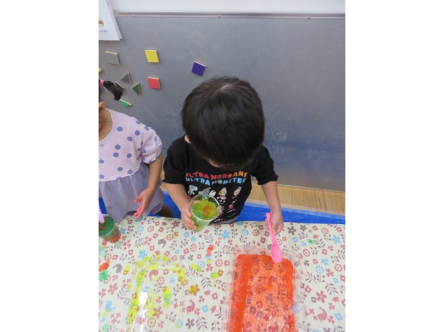 カップに詰めて…