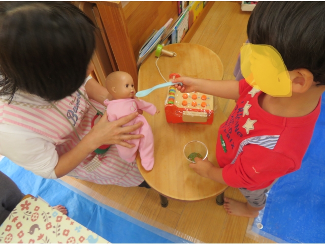 赤ちゃん人形にもあ～ん