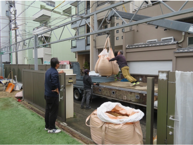 クレーン車から土を運んでいます。子どもたちからの「がんばって！」の声援に工事現場の人たちも大張り切りでしたよ。