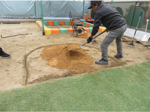 地面に山の大きさを書いてから土を盛っていました。