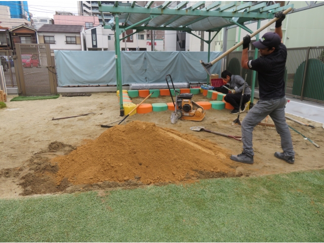 土を積んで山を作ってから、固めていました。