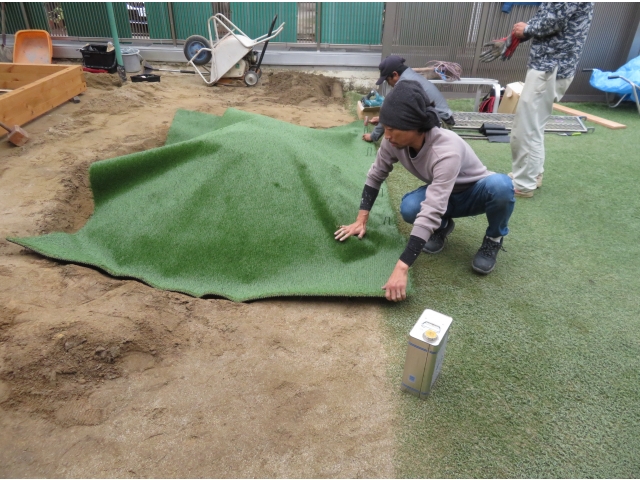 次の日に人工芝を貼りました。