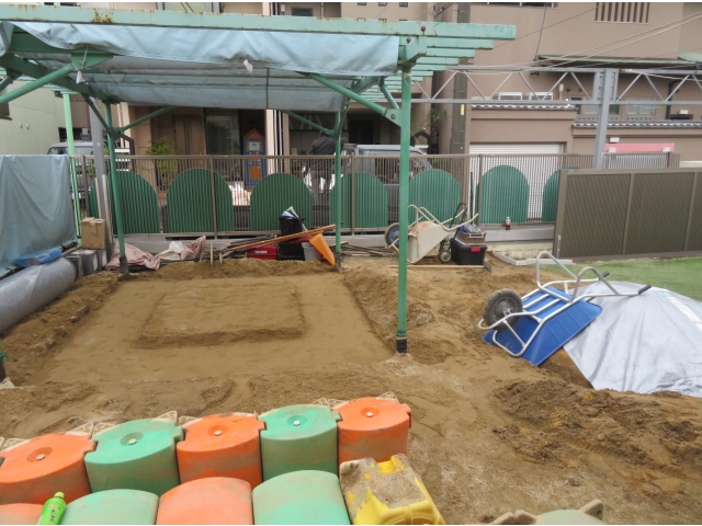 既存の枠を外したところです。