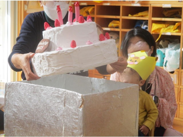 中から、ケーキが！！