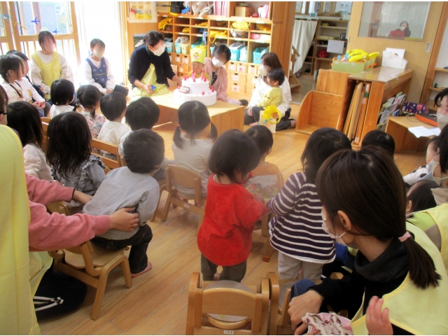 みんなの視線が、ケーキに釘付けです♡