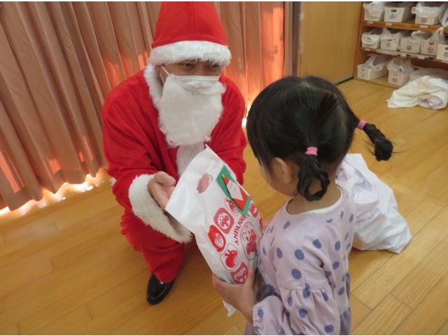 1人ずつサンタさんからプレゼントをもらいました。小さなお友だちは泣けてしまう子もいましたが、皆積極的にプレゼントをもらっていました。