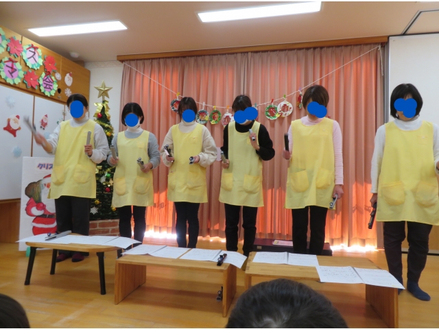 職員からはトーンチャイムによる「きよしこの夜」の演奏のプレゼントがありました。きれいな音色に子どもたちもうっとりです。