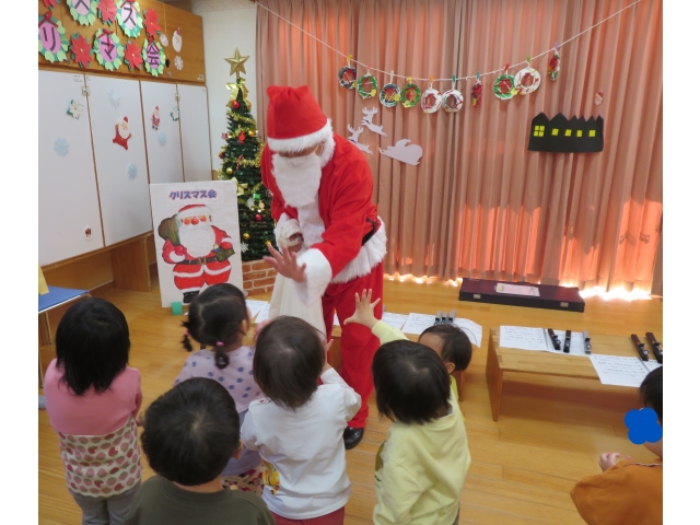 楽しい時間もあっという間に過ぎてしまい、サンタさんとのお別れの時間になりました。初めは緊張していた子どもたちも、すっかりサンタさんと仲良くなり、最後はハイタッチをしてお別れをしました。