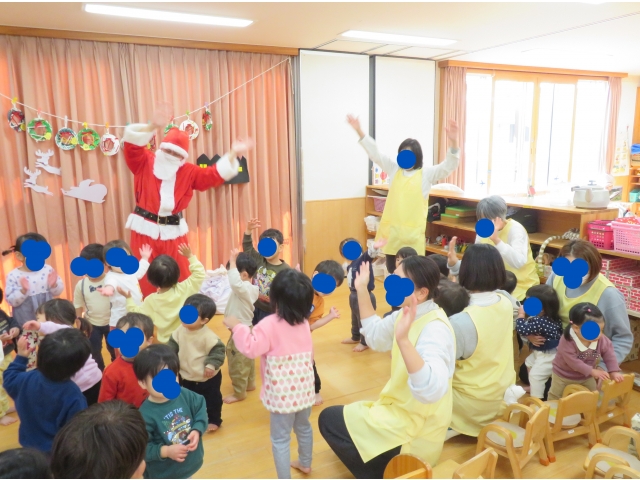 サンタさんと一緒に「ばななくんたいそう」をしたよ。（（笑）