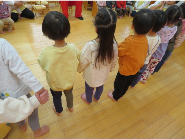 手作りの鈴やカスタネットをつかって、「おもちゃのチャチャチャ」を歌ったり、「サンタクロース」をサンタさんと一緒にうたったよ。