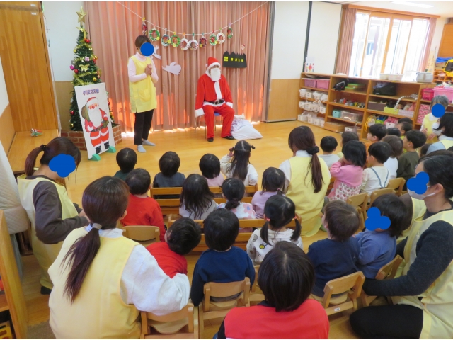 サンタさんの登場に初めは固まっていた子どもたちでしたが、時間とともに笑顔が見られるようになっていました。