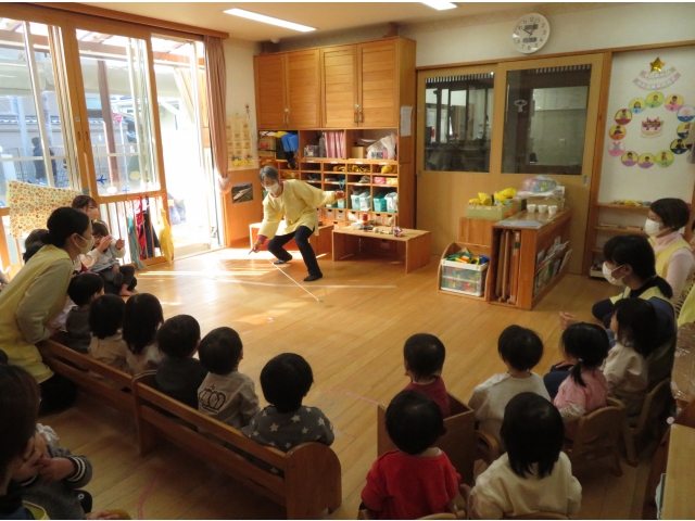 コマ回し名人登場！この後回っているコマを下敷きにのせることにも成功！！