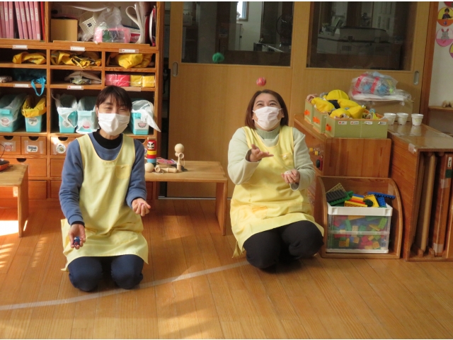 お手玉はこどもたちにも馴染みがあり一緒に動作をまねていました。