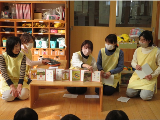 最後はわらべ歌「お正月くるくる」のうたを披露しました。