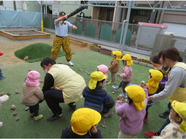 鬼の登場！豆まき開始！