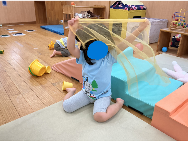 歌に合わせて布を揺らして…