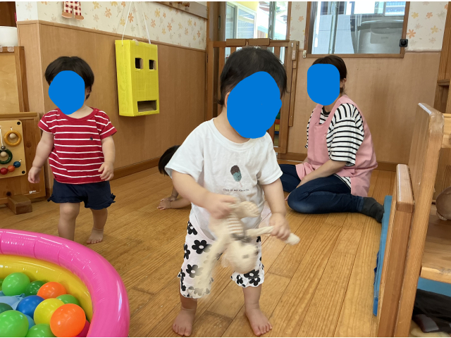 歌に合わせて人形を振って…