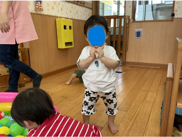 ひっくり返して首元へ