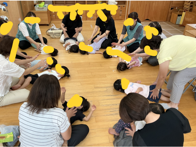 寝転がって触れ合い遊び