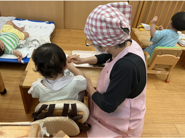 保育士は補助スプーンを使います