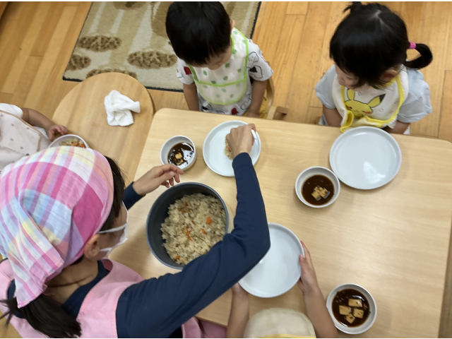 配膳中は『手はおひざ』で待っています♬