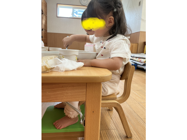 足の裏がしっかりと床につき安定した姿勢で食べられるよう足置きを使っています。