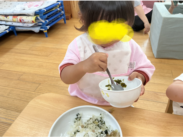 お茶碗は持ち上げて食べています。