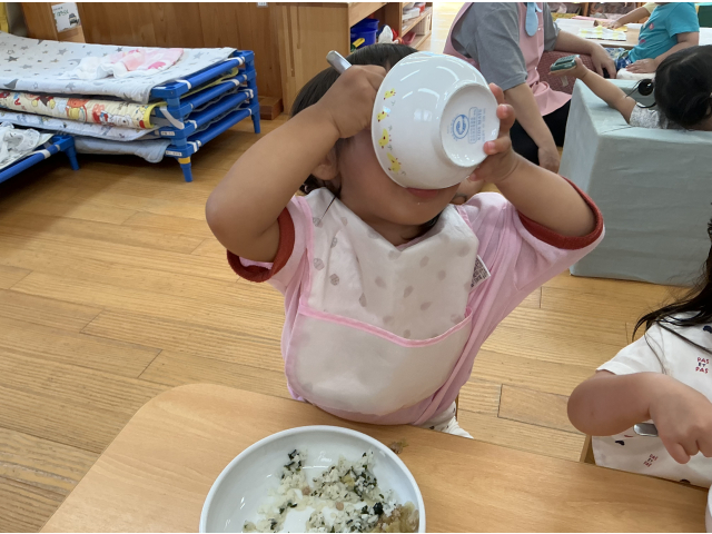 最後まで自分で食べられると嬉しい気持ちになる子どもたちです。