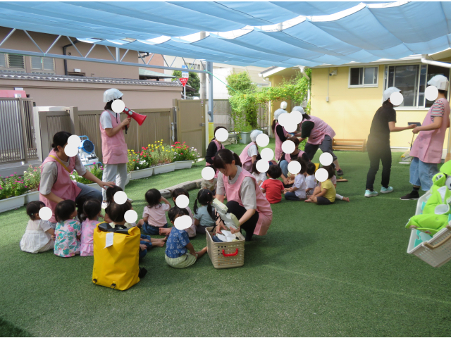 帽子（ヘルメット）をかぶります。