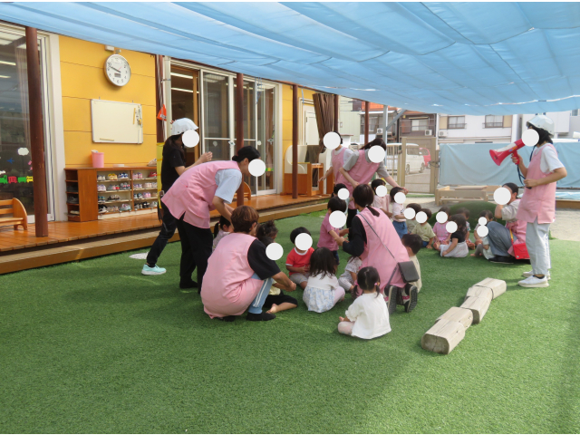 園庭で、クラスごとに集まります。