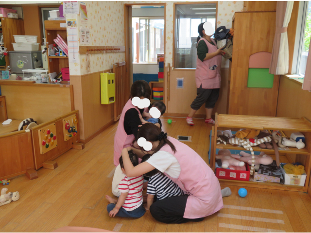 地震発生！室内で集まって、頭を隠します。