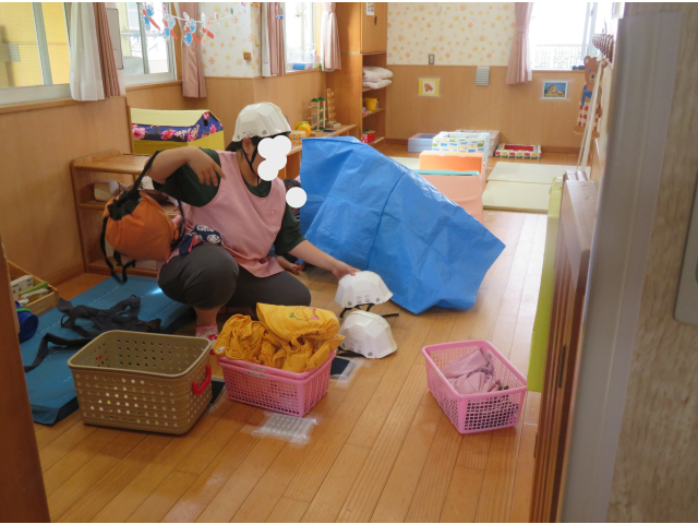 頭を隠した状態で、シート下に隠れます。