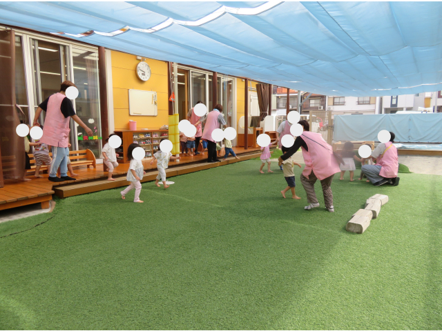 地震がおさまり、各自、園庭に避難します。