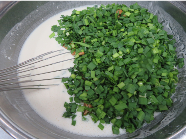 ニラを混ぜます