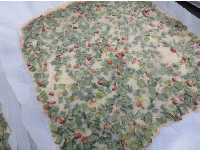 生地をオーブンで焼きます