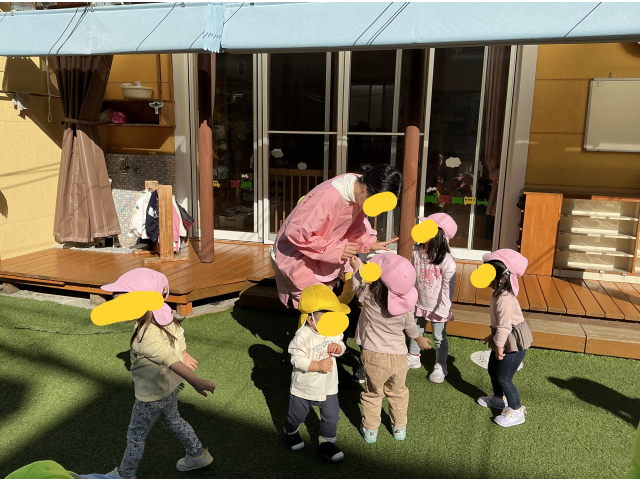 むっくりくまさん（わらべうた遊び）をしています