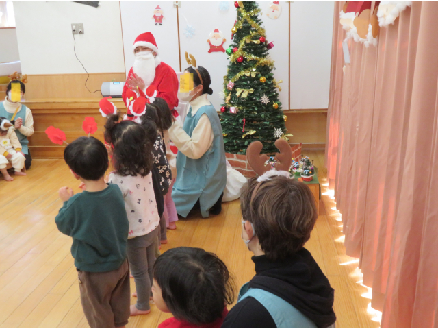 2歳児うさぎ組がサンタさんにサンタクロースの歌をうたいました♪