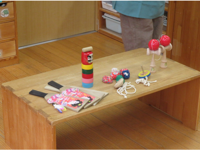 大人は懐かしい、子どもたちは目新しいお正月あそび